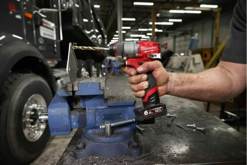Aku subkompaktní příklepová vrtačka Milwaukee M12 FPD2-602X, 2x aku M12 B6 + C12 C + kufr, 4933479870