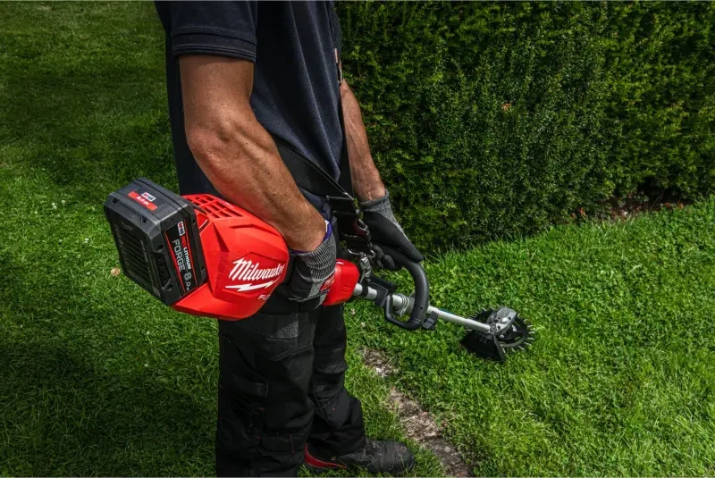 Aku strunová sekačka na trávu QUIK-LOK Milwaukee M18 FOPHLTKIT2-0, strunový vyžínač s pohonnou jednotkou, bez aku, 4933492663 (MI4933492663)