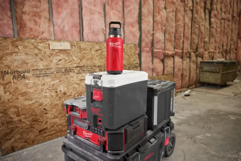 Láhev s víčkem 1065 ml PACKOUT™ červená. Milwaukee 4932493467 (MI4932493467)