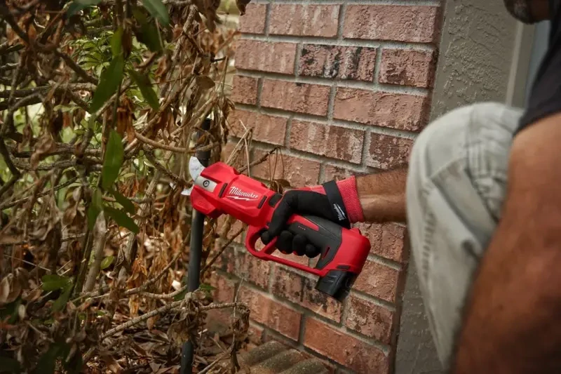 Aku vyvětvovací nůžky Milwaukee M12 BLPRS-0, střihání větví, bez aku, 4933480114 (MI4933480114)