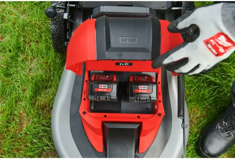 Aku sekačka na trávu Milwaukee M18 F2LM46-802, záběr 46 cm, s pojezdem, s košem, 2x aku M18 FB8 + nabíječka M18 DBSC, 4933499215 (MI4933499215)