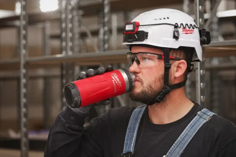Láhev s víčkem 710 ml PACKOUT™ červená. Milwaukee 4932493465 (MI4932493465)