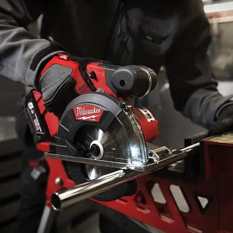 Aku kotoučová pila na kov Milwaukee M18 FMCS-0X (bez aku) (MI4933459192) Aku kotoučová pila na kov Milwaukee M18 FMCS-0X (bez aku) (MI4933459192)