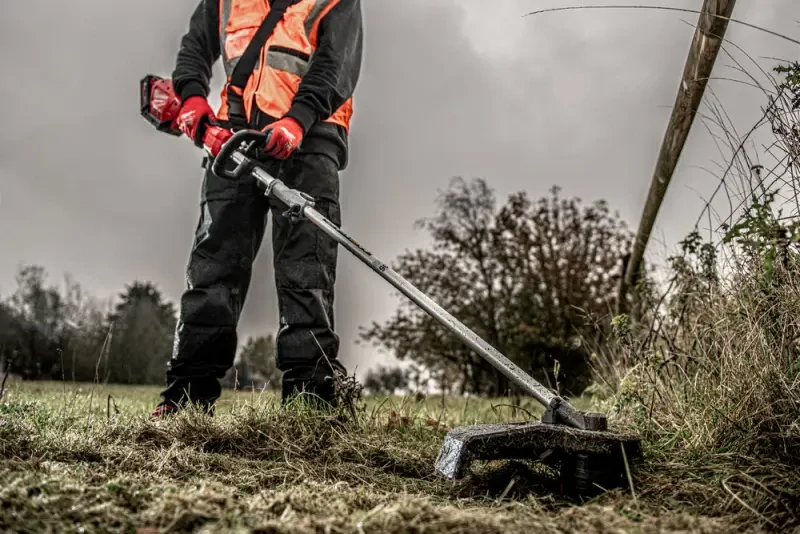 Strunová sekačka na trávu QUIK-LOK Milwaukee M18 FOPH-LTA, strunový vyžínač, bez aku a pohonné jednotky, 4932464955 (MI4932464955)