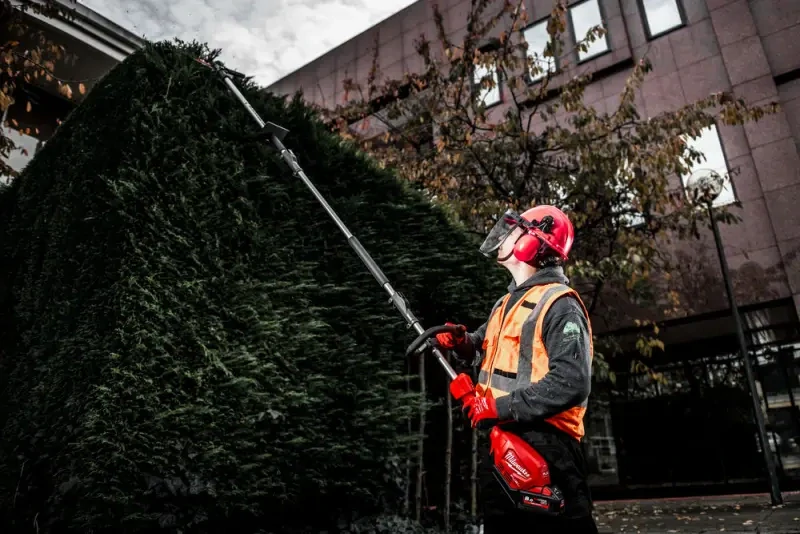 Nůžky/plotostřih na živý plot QUIK-LOK Milwaukee M18 POPH-HTA, dlouhý nástavec, bez aku a pohonné jednotky, 4932464959 (MI4932464959)