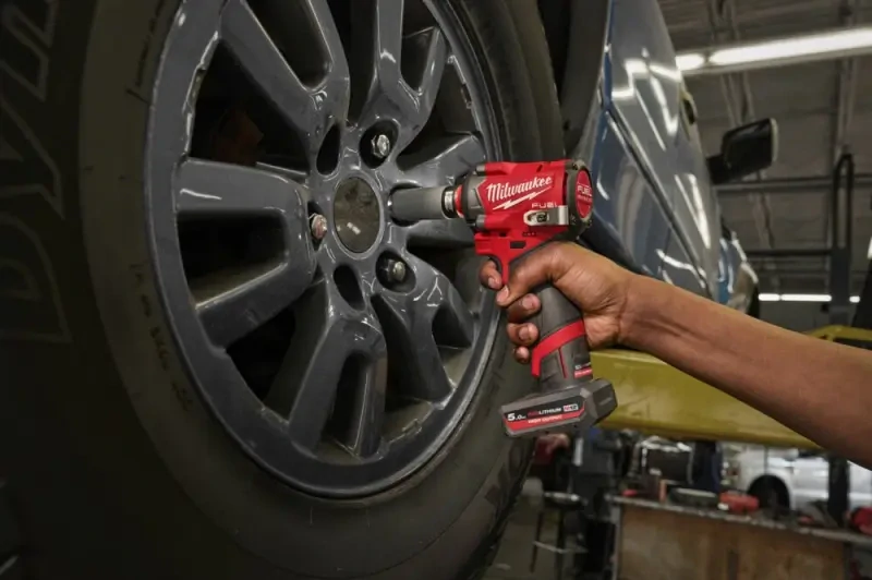 Aku 1/2" rázový utahovák Milwaukee M12 FCIWF12G3-502X, 745 Nm, 2x aku M12 HB5 + C12 C + kufr, 4933493455