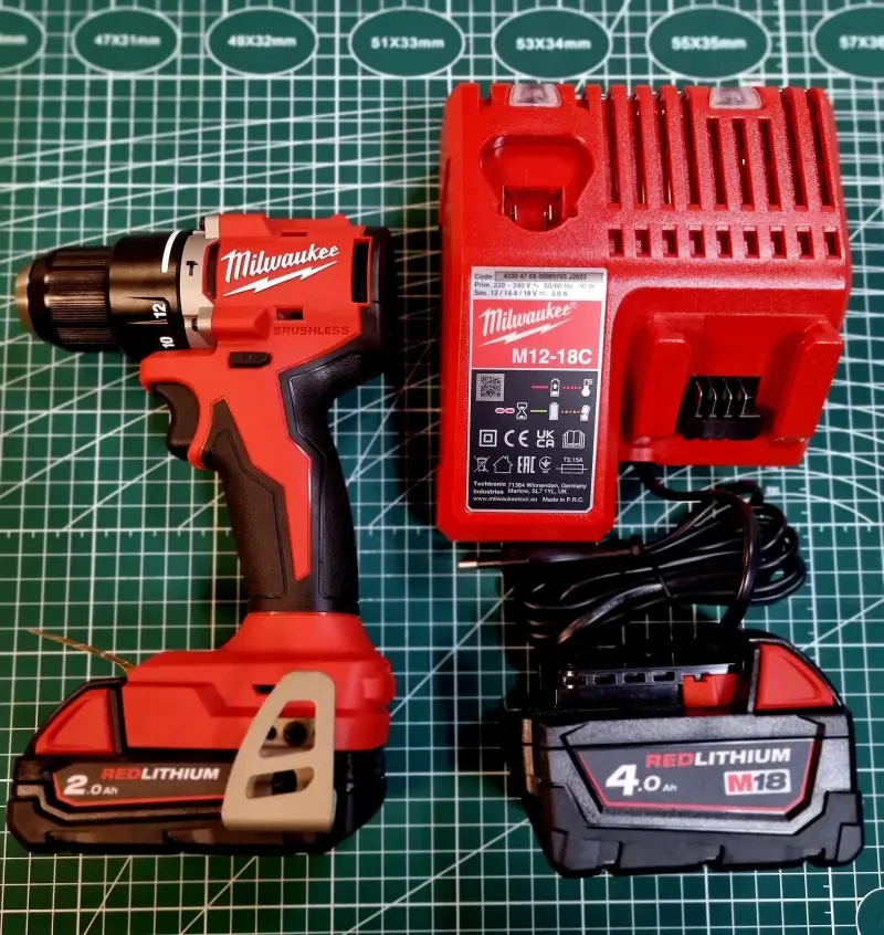 Aku vrtačka s příkleme Milwaukee M18 BLPDRC-422C, sklíčidlo 13 mm, 1x aku M18 B2 + M18 B4 + M12-18 C + kufr, 4933492824