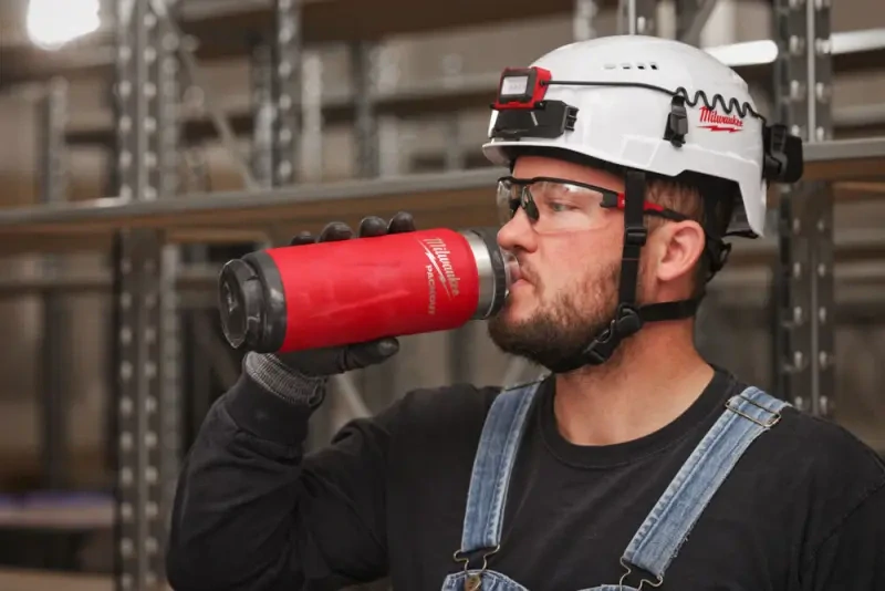 Láhev s víčkem 532 ml PACKOUT™ červená. Milwaukee 4932493991 (MI4932493991)