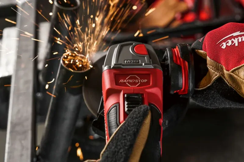 Aku úhlová bruska 125 mm Milwaukee M18 FSAG125XB-502X s posuvným spínačem, RAPIDSTOP, 2x aku M18 B5 + M12-18 FC + kufr, 4933478430